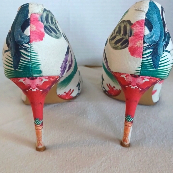 Marc Fisher, Womens, Hibiscus Floral 3.5", Classic Pointed Toe Heels. - Picture 4 of 9